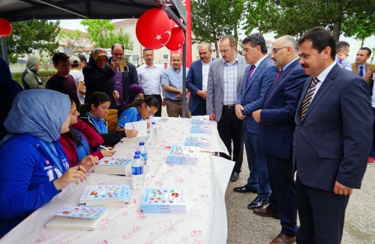 Vali Aydın Arslan Ortaokulu’nda Öğrenciler, Yazdıkları Kitaplarını İmzaladı
