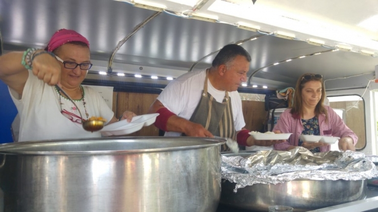 Engellilerden Temizlik İşleri Ekiplerine Yemek Hayrı
