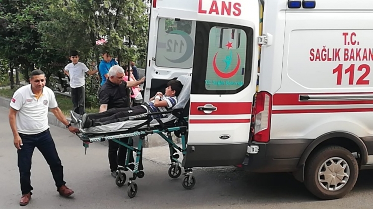 Tel Örgülerden Düştü, Eline Demir Saplandı