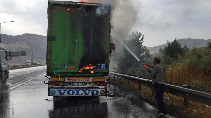 Seyir Halindeki Tırın Dorsesi Alev Aldı