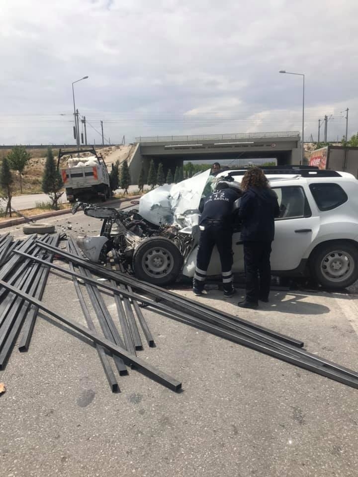 Demir Yüklü Kamyona Çarpan Araçta Sıkıştı