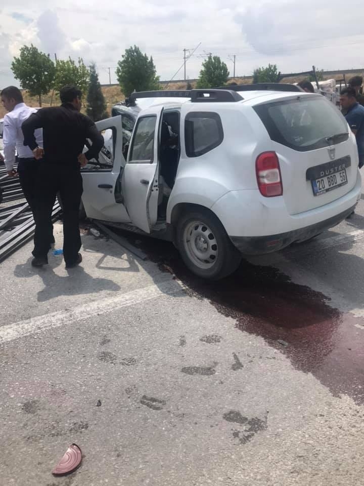 Demir Yüklü Kamyona Çarpan Araçta Sıkıştı