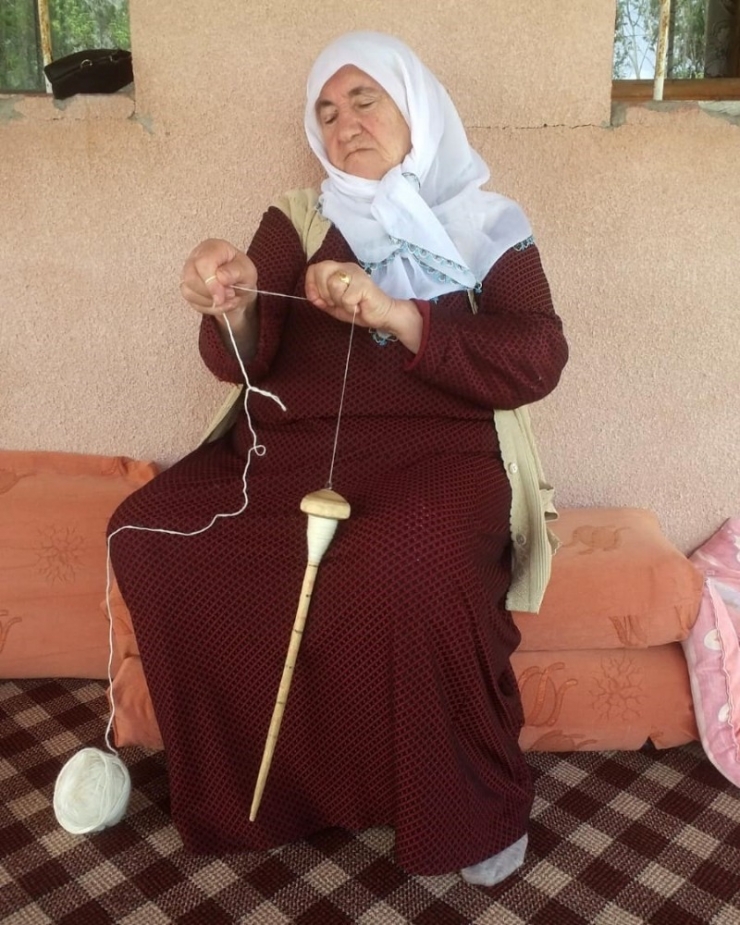 10 Çocuğu Ve 35 Torununu Teşi İle Yün Eğirerek Ördüğü Çoraplarla Büyüttü