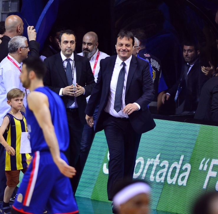 Ergin Ataman Yine Kulaklıkla Çıktı
