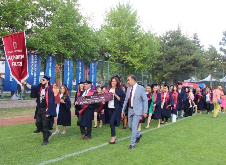 Açıköğretim Öğrencileri Mezuniyet Sevinci Yaşadı