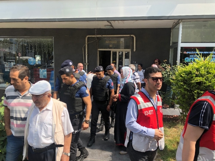 Ataşehir’de Riskli Binanın Boşaltılması Sırasında Arbede Çıktı