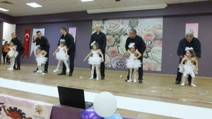 Burhaniye’de Minik Öğrencilerden Sürpriz Babalar Günü Kutlaması