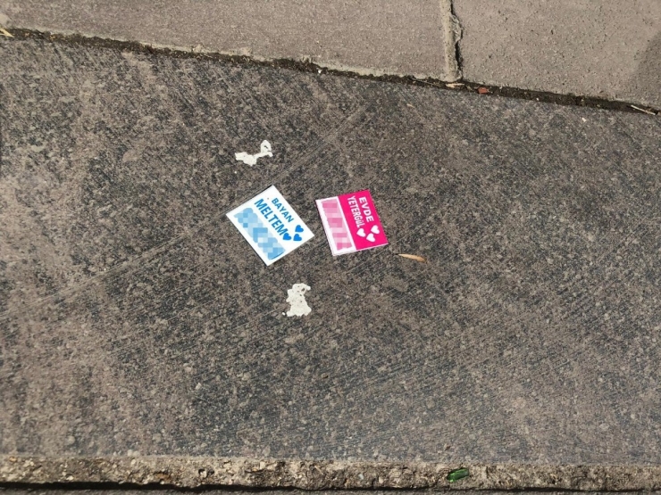 Cinsel İçerikli Kartları Sokaklara Atan Genç Polisten Kaçamadı