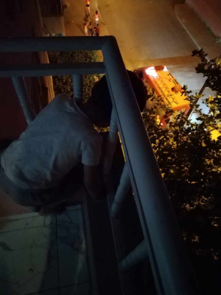 Başı Korkuluklara Sıkışan Çocuğu İtfaiye Ekipleri Kurtardı