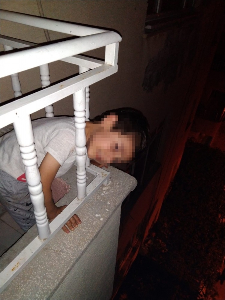 Başı Korkuluklara Sıkışan Çocuğu İtfaiye Ekipleri Kurtardı