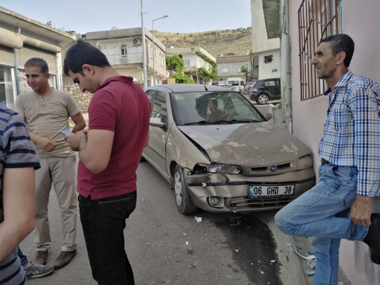 Freni Boşalan Otomobil Eve Daldı