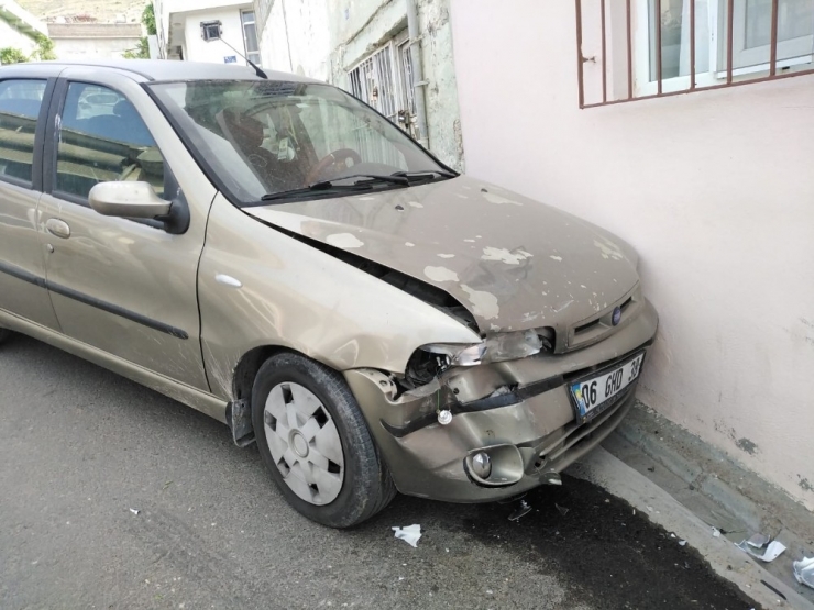 Freni Boşalan Otomobil Eve Daldı