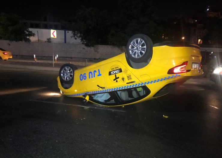 Beyoğlu’nda Takla Atan Taksiden Burnu Bile Kanamadan Çıktı