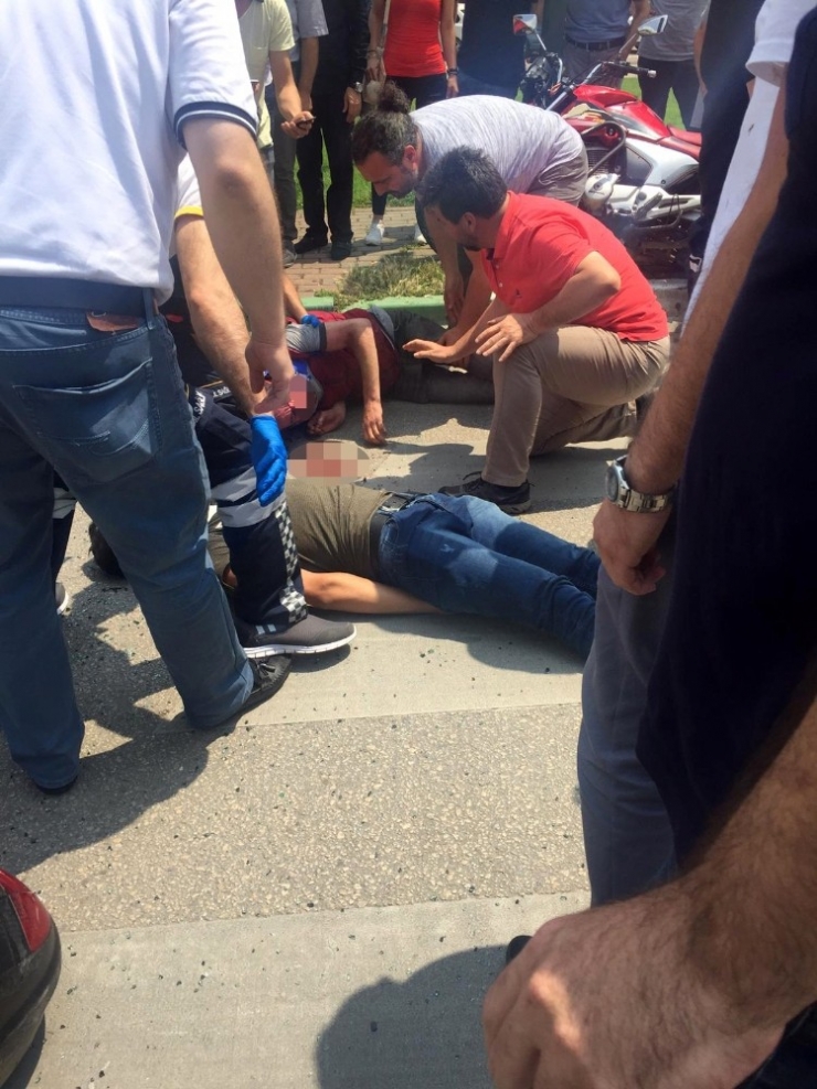 Motosikletliler Ambulansa Çarptı: 1’i Ağır 2 Yaralı