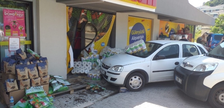 Vitesi Karıştırdı Markete Daldı: 2 Yaralı
