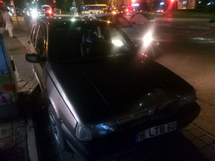 Otomobille Çarpışan Motosikletteki Gençler Yaralandı