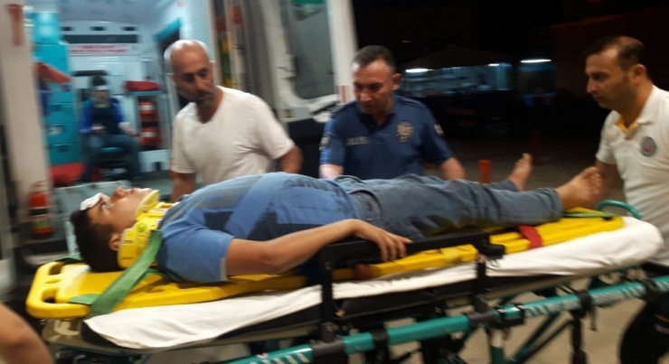 Otomobille Çarpışan Motosikletteki Gençler Yaralandı