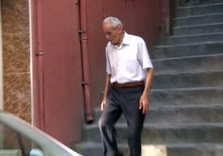 Yaşlı Çift Birbirini Eşya Atarak Yaraladı