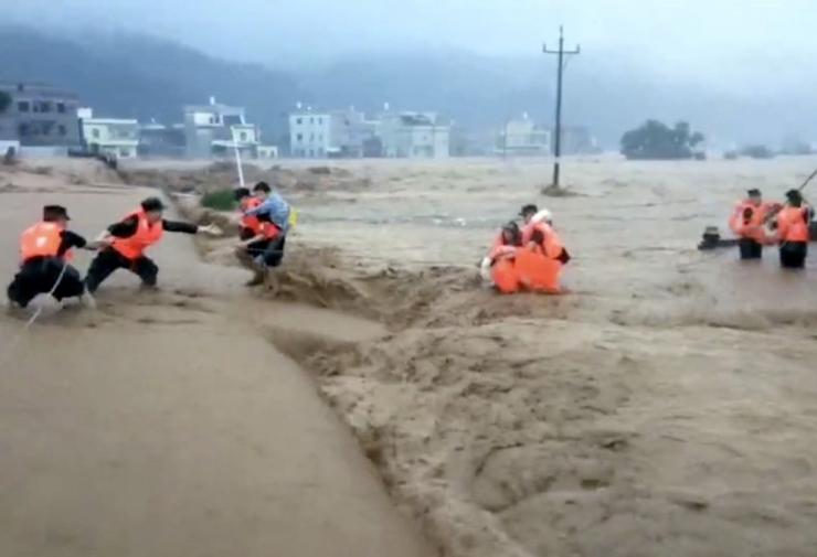 Sel, Çin’i Yıkıp Geçmeye Devam Ediyor: 49 Ölü