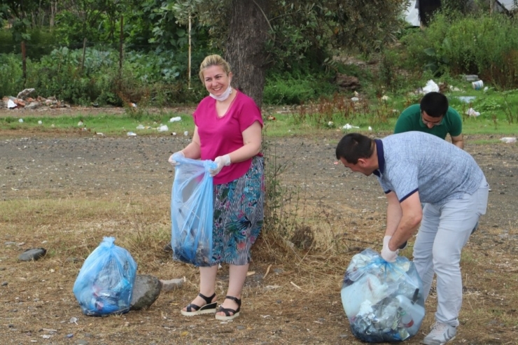 Ellerinde Poşetlerle Plajı Çöplerden Temizlediler