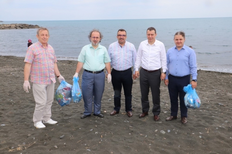 Ellerinde Poşetlerle Plajı Çöplerden Temizlediler