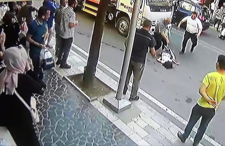 Kamyonet Çocuğa Çarptı, Kaza Anı Kameraya Yansıdı