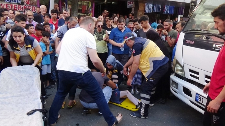 Kamyonet Çocuğa Çarptı, Kaza Anı Kameraya Yansıdı