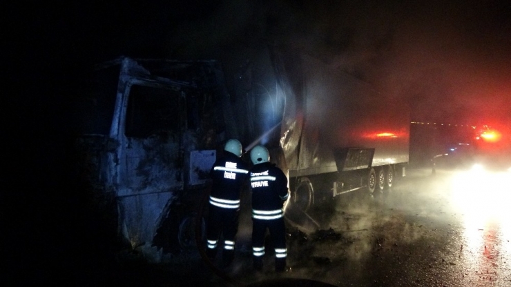 Kiraz Yüklü Tır Seyir Halinde Alev Aldı, Küle Döndü