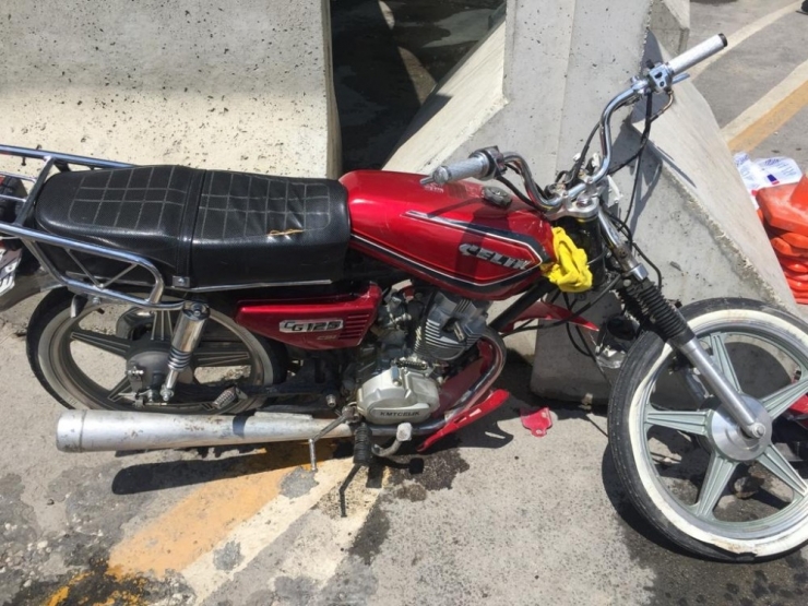 Motosikletle, Hafif Ticari Araç Çarpıştı:3 Yaralı