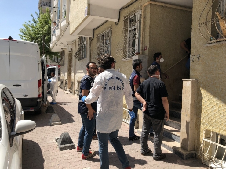 Eşinin Ellerini Bağlayıp Öldüren Zanlı Cesedi Kızıyla Aynı Evde Bıraktı
