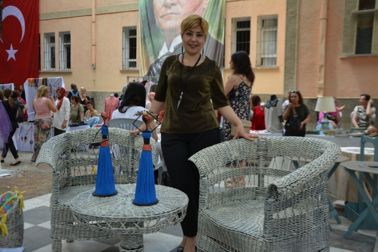 Gazete Kağıdından Yaptıklarıyla Hayrete Düşürüyor