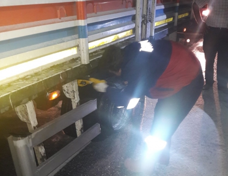 Hareket Halindeki Kamyonun Lastikleri Yandı