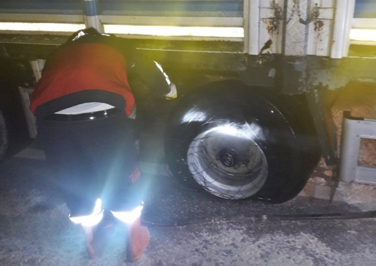 Hareket Halindeki Kamyonun Lastikleri Yandı