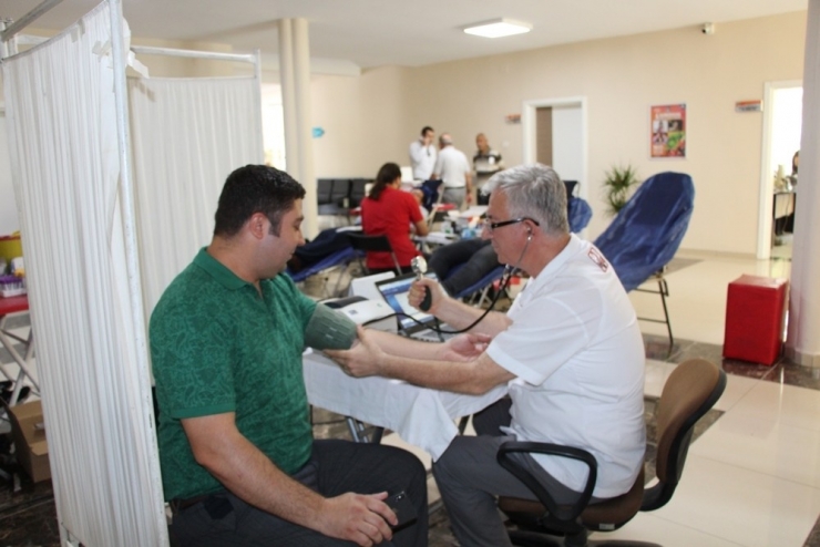 Ödemiş Belediyesi Çalışanlarından Kızılay’a Bağış Desteği