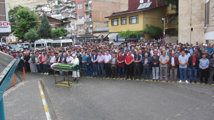 Gelininin Tabutuna Sarılarak Ağladı