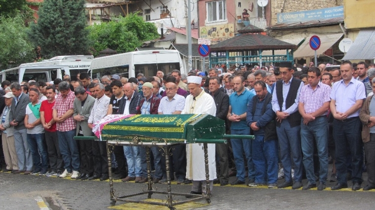 Gelininin Tabutuna Sarılarak Ağladı