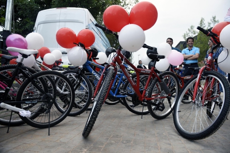 Başarılı Öğrenciler Bisikletle Ödüllendirildi