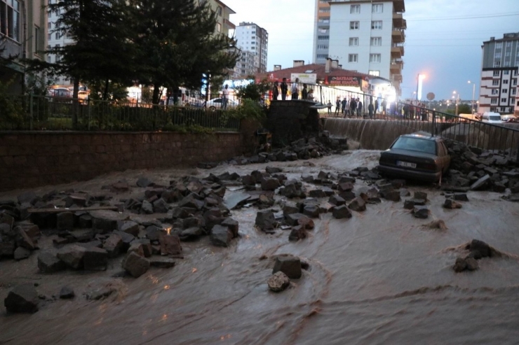 Sele Dayanamayan İstinat Duvarı Araçların Üstüne Yıkıldı
