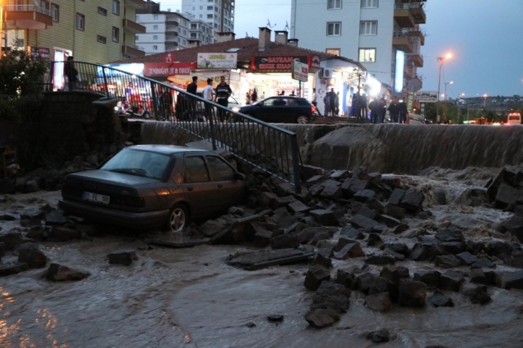 Sele Dayanamayan İstinat Duvarı Araçların Üstüne Yıkıldı
