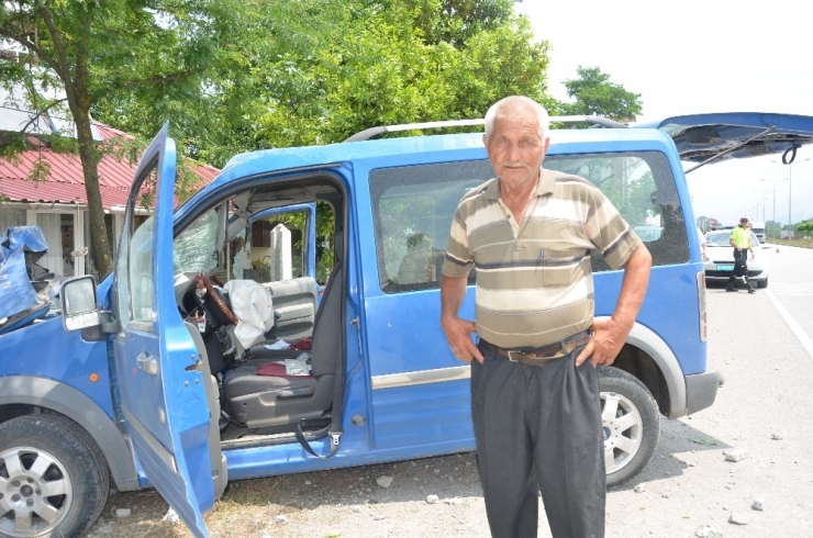 Hafif Ticari Araç Evin Çevre Duvarına Çarptı: 4 Yaralı