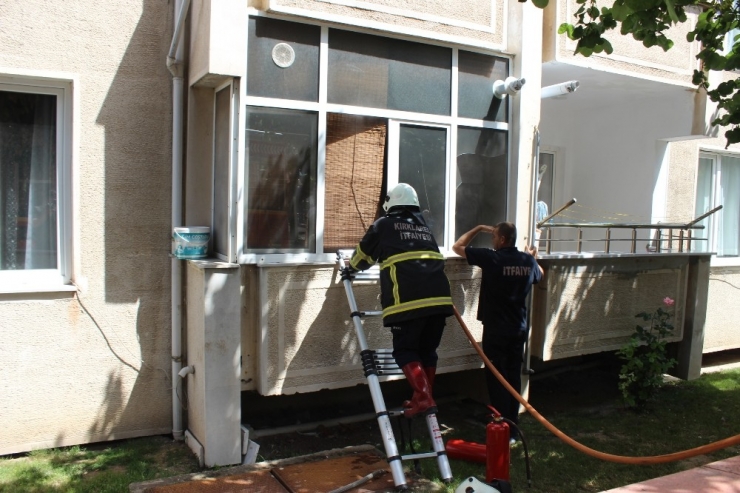 Yanan Evden Çıkarılan Kediyi 112 Ekipleri Oksijen Vererek Kurtardı