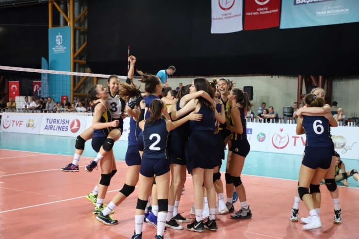 Yıldız Kızlar Voleybol Derbisini Fenerbahçe Kazandı
