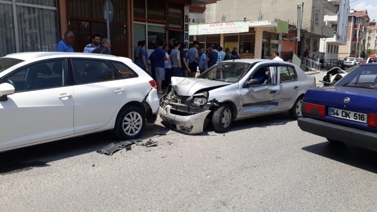Kaza Yapan Araçlar Yayalara Çarptı: 2 Yaralı