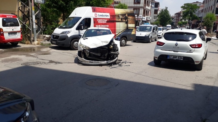 Kaza Yapan Araçlar Yayalara Çarptı: 2 Yaralı