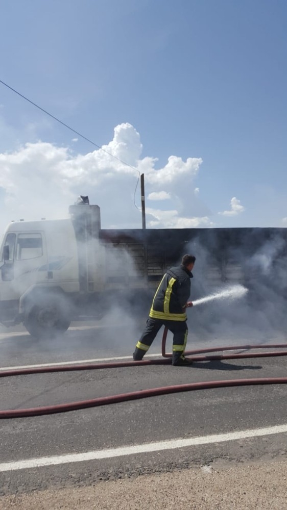 Seyir Halindeki Kamyon Yandı
