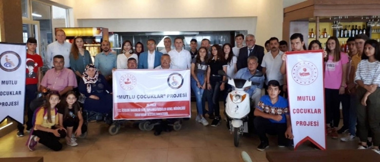 Alaşehirli Engelli Öğrencilere Su Altı Fotoğrafçılığı Eğitimi