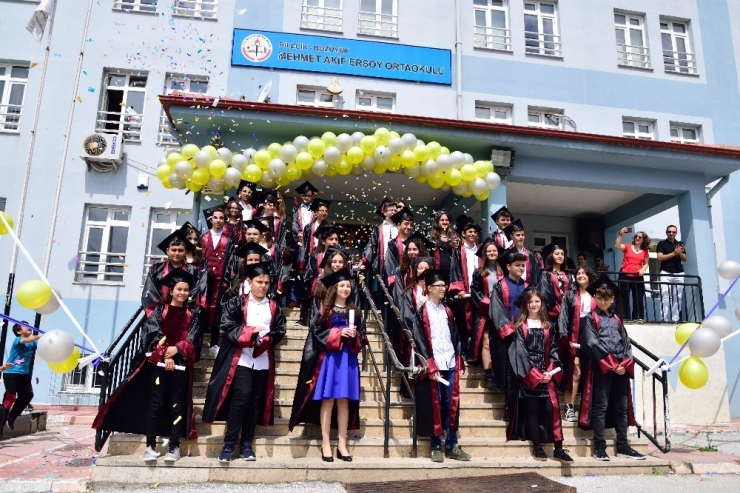 Mehmet Akif Ersoy Ortaokulu’nda Mezuniyet Heyecanı