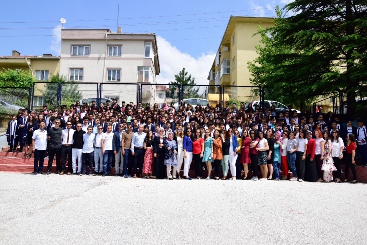 Mehmet Akif Ersoy Ortaokulu’nda Mezuniyet Heyecanı