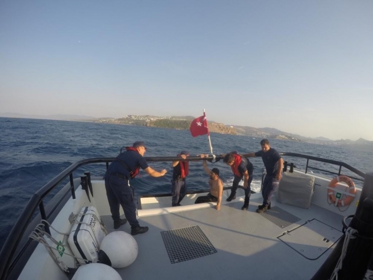 Yüzmek İçin Açıldı, 5 Saat Sonra Deniz Ortasında Bulundu