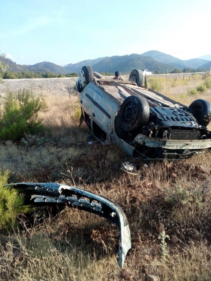 Bariyere Çarpan Otomobil Tarlaya Uçtu: 1 Ölü, 4 Yaralı